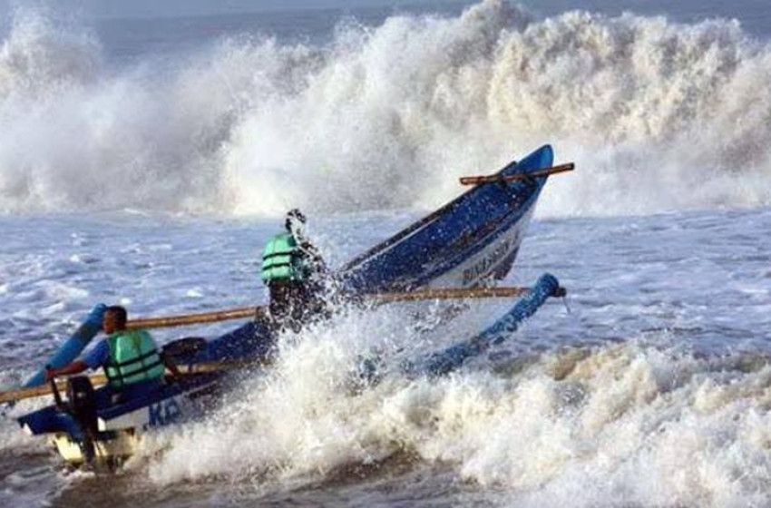 Konten Kalteng: Membaca Gelombang Tinggi 2,5 Meter Ancam Perairan Laut Teluk  Sampit, Nelayan Diminta Waspada